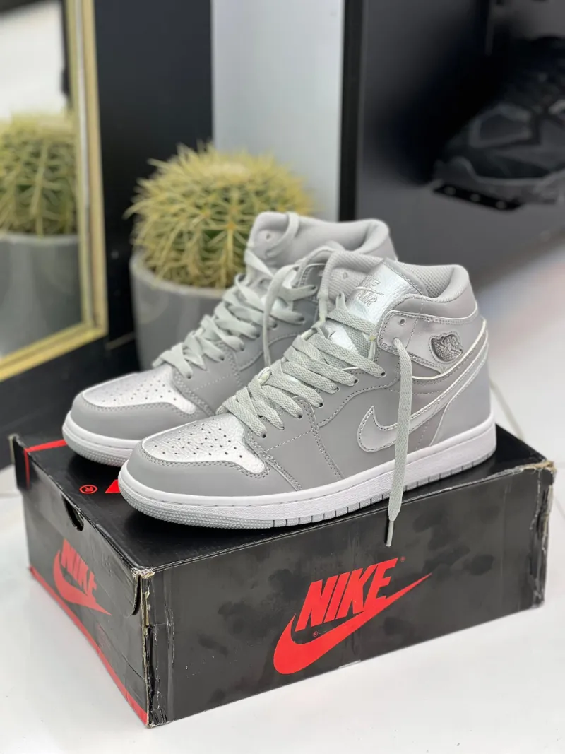 air-jordan1-mettalic-silver (5) کتونی نایکی جردن 1 های Neutral Gray با چرم سفید و روکشهای خاکستری در پسزمینه روشن