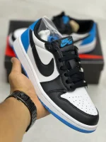 کتونی ایر جردن 1 پودر بلو با چرم سفید و روکشهای آبی پودری در پسزمینه روشن