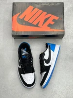 کتونی ایر جردن 1 پودر بلو با چرم سفید و روکشهای آبی پودری در پسزمینه روشن