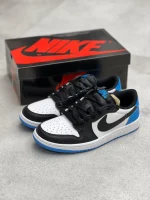 کتونی ایر جردن 1 پودر بلو با چرم سفید و روکشهای آبی پودری در پسزمینه روشن