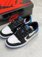 کتونی ایر جردن 1 پودر بلو با چرم سفید و روکشهای آبی پودری در پسزمینه روشن