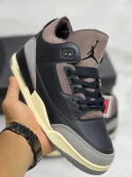 کتونی جردن WMNS ایر جردن 3 اِی‌ما مانیه با چرم سفید و روکش‌های جیر در پس‌زمینه روشن