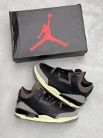 کتونی جردن WMNS ایر جردن 3 اِی‌ما مانیه با چرم سفید و روکش‌های جیر در پس‌زمینه روشن