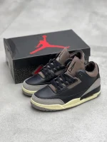 کتونی جردن WMNS ایر جردن 3 اِی‌ما مانیه با چرم سفید و روکش‌های جیر در پس‌زمینه روشن