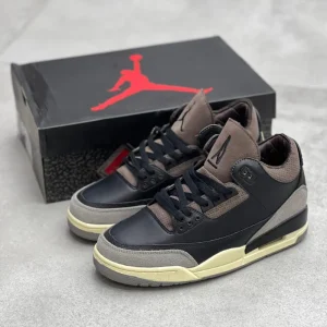 کتونی جردن WMNS ایر جردن 3 اِی‌ما مانیه با چرم سفید و روکش‌های جیر در پس‌زمینه روشن