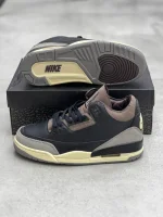 کتونی جردن WMNS ایر جردن 3 اِی‌ما مانیه با چرم سفید و روکش‌های جیر در پس‌زمینه روشن