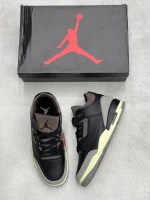 کتونی جردن WMNS ایر جردن 3 اِی‌ما مانیه با چرم سفید و روکش‌های جیر در پس‌زمینه روشن