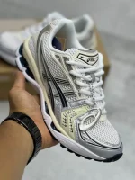 کتونی اسیکی ژل-کایانو 14 وایت میدنایت با مش سفید و روکشهای تیره در پسزمینه روشن