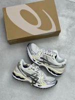 کتونی اسیکی ژل-کایانو 14 وایت میدنایت با مش سفید و روکشهای تیره در پسزمینه روشن