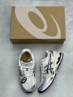 کتونی اسیکی ژل-کایانو 14 وایت میدنایت با مش سفید و روکشهای تیره در پسزمینه روشن