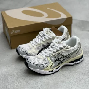 کتونی اسیکی ژل-کایانو 14 وایت میدنایت با مش سفید و روکش‌های تیره در پس‌زمینه روشن