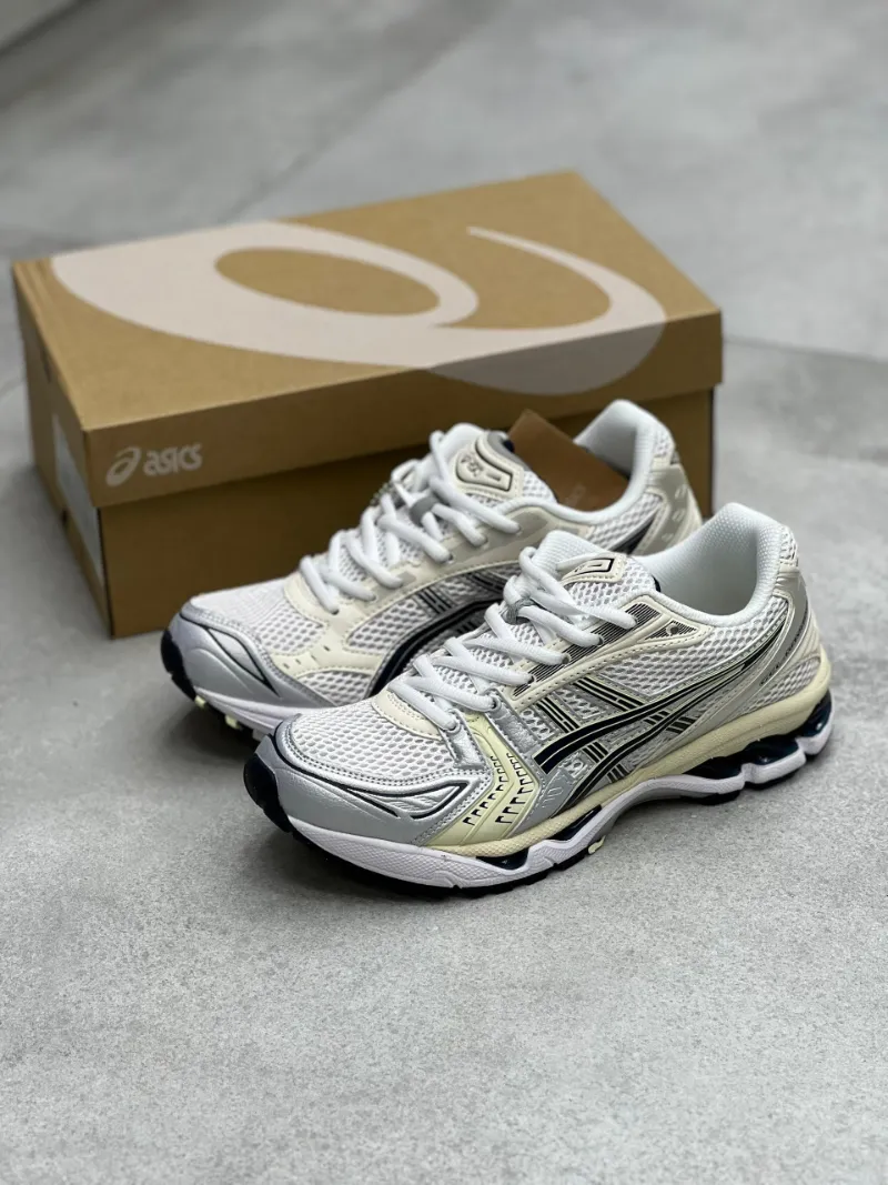 asics-gel-kayano14 (4) کتونی اسیکی ژل-کایانو 14 وایت میدنایت با مش سفید و روکشهای تیره در پسزمینه روشن