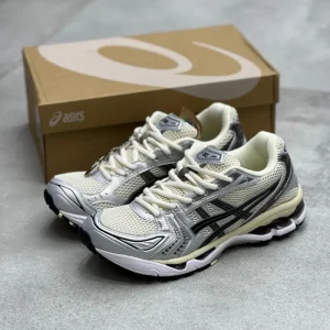 کتونی اسیکی ژل-کایانو 14 اویستر وایت/استیپل گری با مش سفید و روکش‌های خاکستری در پس‌زمینه روشن