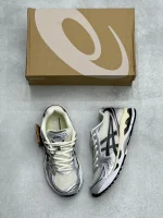 کتونی اسیکی ژل-کایانو 14 اویستر وایت/استیپل گری با مش سفید و روکش‌های خاکستری در پس‌زمینه روشن