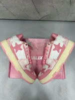 کتونی کالیکستو استار صورتی با طراحی رترو و ستاره‌های برجسته در نمای نزدیک