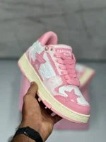 کتونی کالیکستو استار صورتی با طراحی رترو و ستاره‌های برجسته در نمای نزدیک