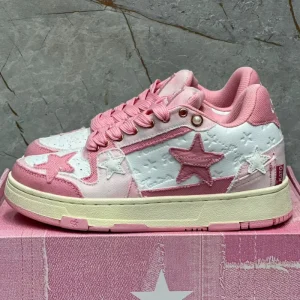 کتونی کالیکستو استار صورتی با طراحی رترو و ستاره‌های برجسته در نمای نزدیک