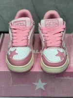 کتونی کالیکستو استار صورتی با طراحی رترو و ستاره‌های برجسته در نمای نزدیک