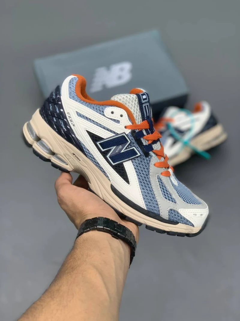 newbalance-1906 (10) کتونی نیوبالانس 1906R بلکتاپ میندفول گری با مش خاکستری و روکشهای جیر در پسزمینه روشن