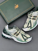 کتونی نیوبالانس 1906R ALD گرین با مش کرم و روکش‌های سبز در پس‌زمینه روشن