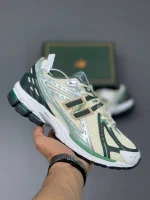 کتونی نیوبالانس 1906R ALD گرین با مش کرم و روکش‌های سبز در پس‌زمینه روشن