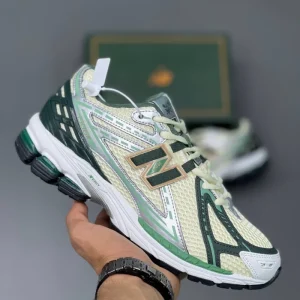 کتونی نیوبالانس 1906R ALD گرین با مش کرم و روکش‌های سبز در پس‌زمینه روشن