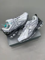 کتونی نیوبالانس 1906R برایتون گری با مش خاکستری و روکشهای براق در پسزمینه روشن