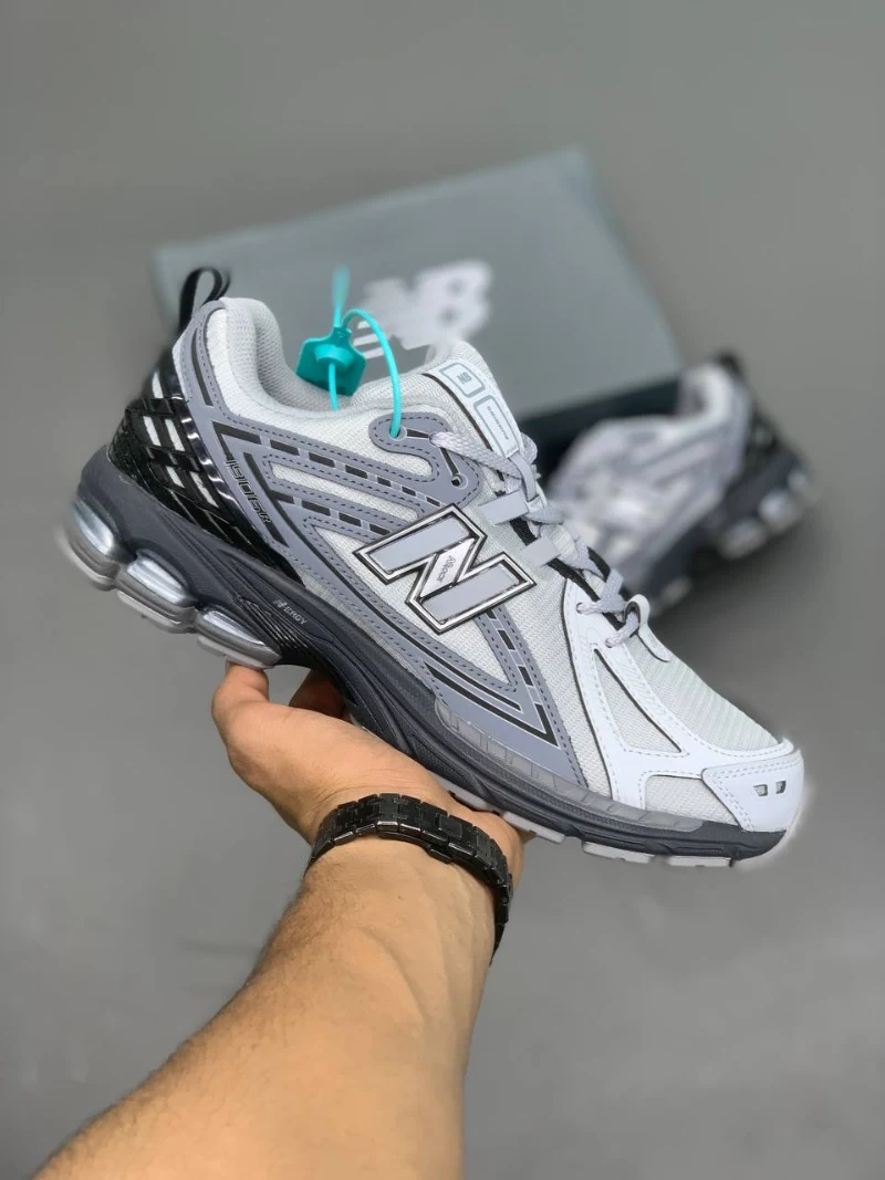 newbalance-1906 (4) کتونی نیوبالانس 1906R برایتون گری با مش خاکستری و روکشهای براق در پسزمینه روشن