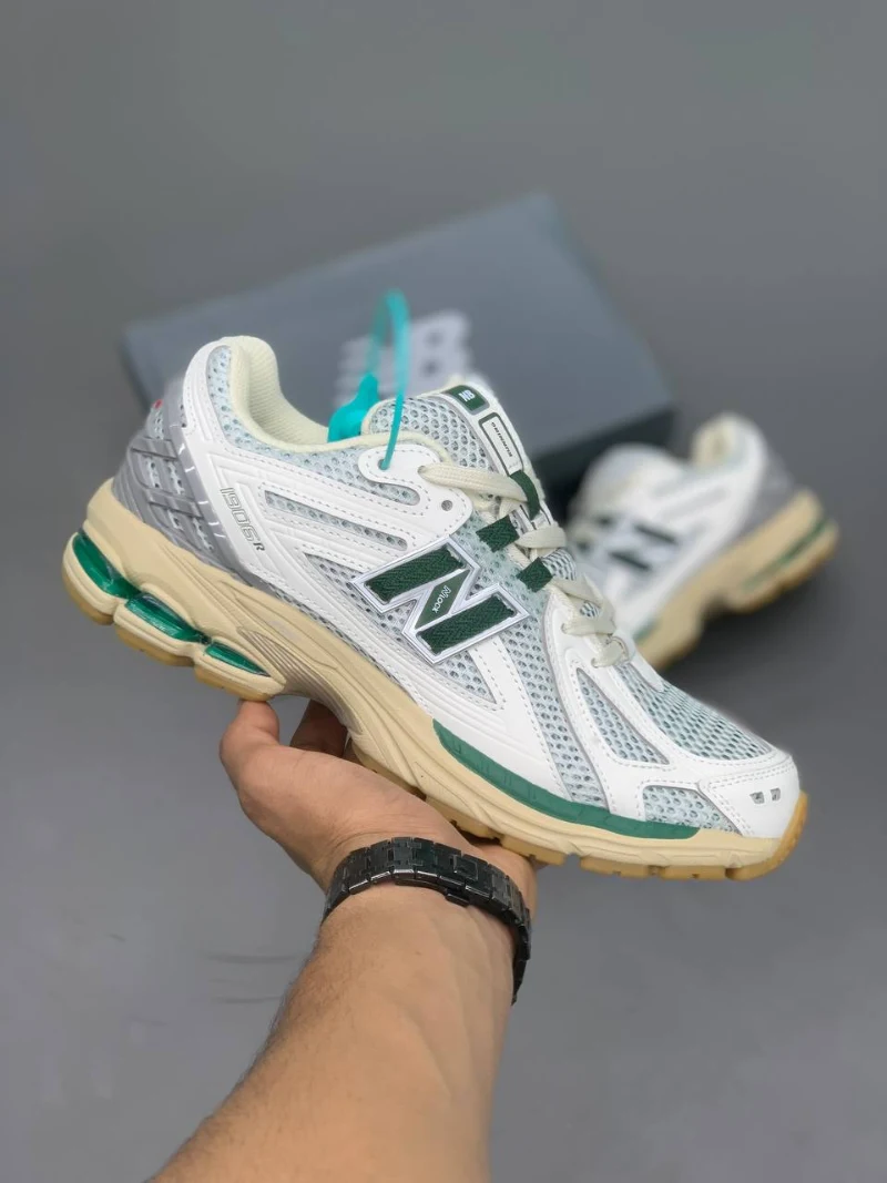newbalance-1906 (7) کتونی نیوبالانس 1906R وایت گرین کرم با مش سفید و روکشهای سبز در پسزمینه روشن