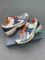 کتونی نیوبالانس 1906R بلکتاپ میندفول گری با مش خاکستری و روکشهای جیر در پسزمینه روشن