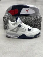 کتونی نایکی جردن 4 میدنایت نِیوی با چرم سفید و روکش‌های آبی تیره در پس‌زمینه روشن