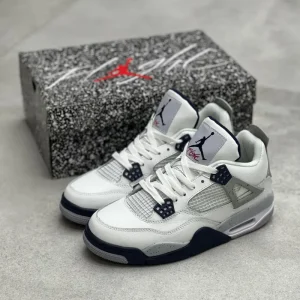 کتونی نایکی جردن 4 میدنایت نِیوی با چرم سفید و روکش‌های آبی تیره در پس‌زمینه روشن