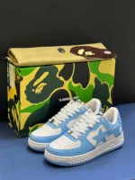 کتونی A Bathing Ape Bapesta اسکای بلو با چرم براق و لوگوی ستارهای در پسزمینه روشن