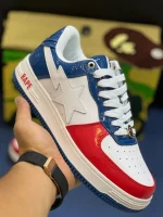 کتونی A Bathing Ape Bapesta وایت بلو رد با چرم سفید و روکشهای آبی و قرمز در پسزمینه روشن