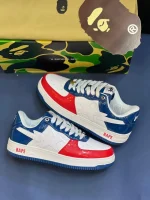 کتونی A Bathing Ape Bapesta وایت بلو رد با چرم سفید و روکشهای آبی و قرمز در پسزمینه روشن