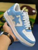 کتونی A Bathing Ape Bapesta اسکای بلو با چرم براق و لوگوی ستارهای در پسزمینه روشن
