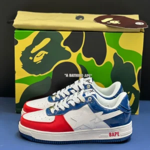 کتونی A Bathing Ape Bapesta وایت بلو رد با چرم سفید و روکشهای آبی و قرمز در پسزمینه روشن