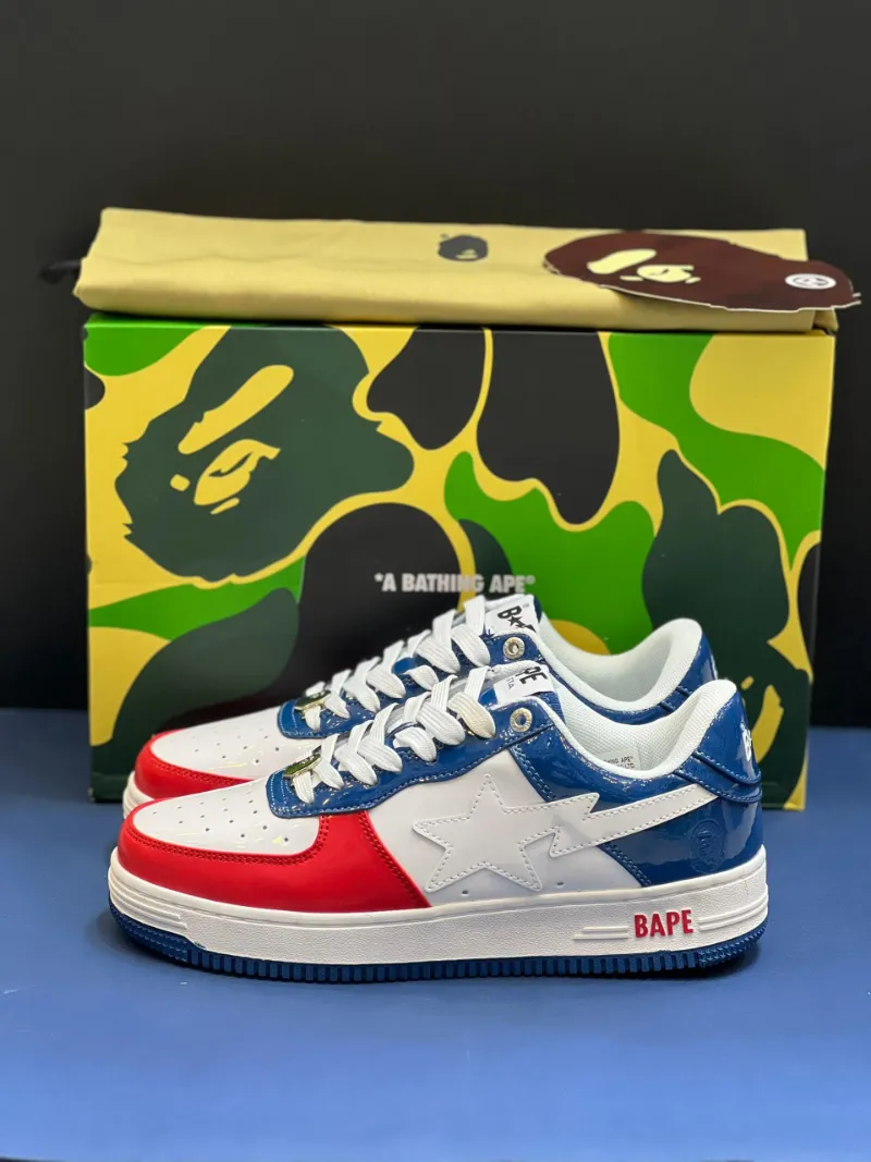 a-bathing-ape-bapesta (20) کتونی A Bathing Ape Bapesta وایت بلو رد با چرم سفید و روکشهای آبی و قرمز در پسزمینه روشن