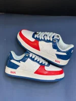 کتونی A Bathing Ape Bapesta وایت بلو رد با چرم سفید و روکشهای آبی و قرمز در پسزمینه روشن