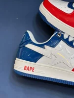 کتونی A Bathing Ape Bapesta وایت بلو رد با چرم سفید و روکشهای آبی و قرمز در پسزمینه روشن