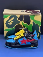 کتونی A Bathing Ape Bapesta Marvel Comics Black Widow با چرم مشکی و روکش‌های آبی و قرمز در پس‌زمینه روشن