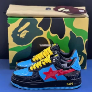 کتونی A Bathing Ape Bapesta Marvel Comics Black Widow با چرم مشکی و روکش‌های آبی و قرمز در پس‌زمینه روشن