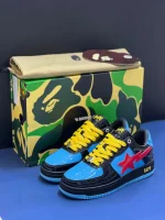 کتونی A Bathing Ape Bapesta Marvel Comics Black Widow با چرم مشکی و روکش‌های آبی و قرمز در پس‌زمینه روشن