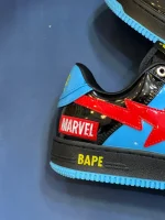 کتونی A Bathing Ape Bapesta Marvel Comics Black Widow با چرم مشکی و روکش‌های آبی و قرمز در پس‌زمینه روشن