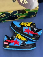 کتونی A Bathing Ape Bapesta Marvel Comics Black Widow با چرم مشکی و روکش‌های آبی و قرمز در پس‌زمینه روشن