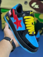 کتونی A Bathing Ape Bapesta Marvel Comics Black Widow با چرم مشکی و روکش‌های آبی و قرمز در پس‌زمینه روشن