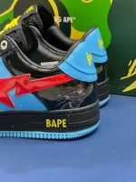 کتونی A Bathing Ape Bapesta Marvel Comics Black Widow با چرم مشکی و روکش‌های آبی و قرمز در پس‌زمینه روشن