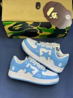 کتونی A Bathing Ape Bapesta اسکای بلو با چرم براق و لوگوی ستارهای در پسزمینه روشن