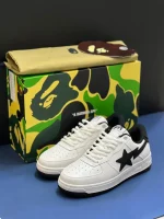 کتونی A Bathing Ape Bapesta x JJJJound وایت نوی با چرم سفید و روکش‌های آبی در پس‌زمینه روشن