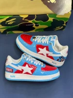 کتونی A Bathing Ape Bapesta x Marvel Captain America با چرم سفید و روکش‌های قرمز و آبی در پس‌زمینه روشن